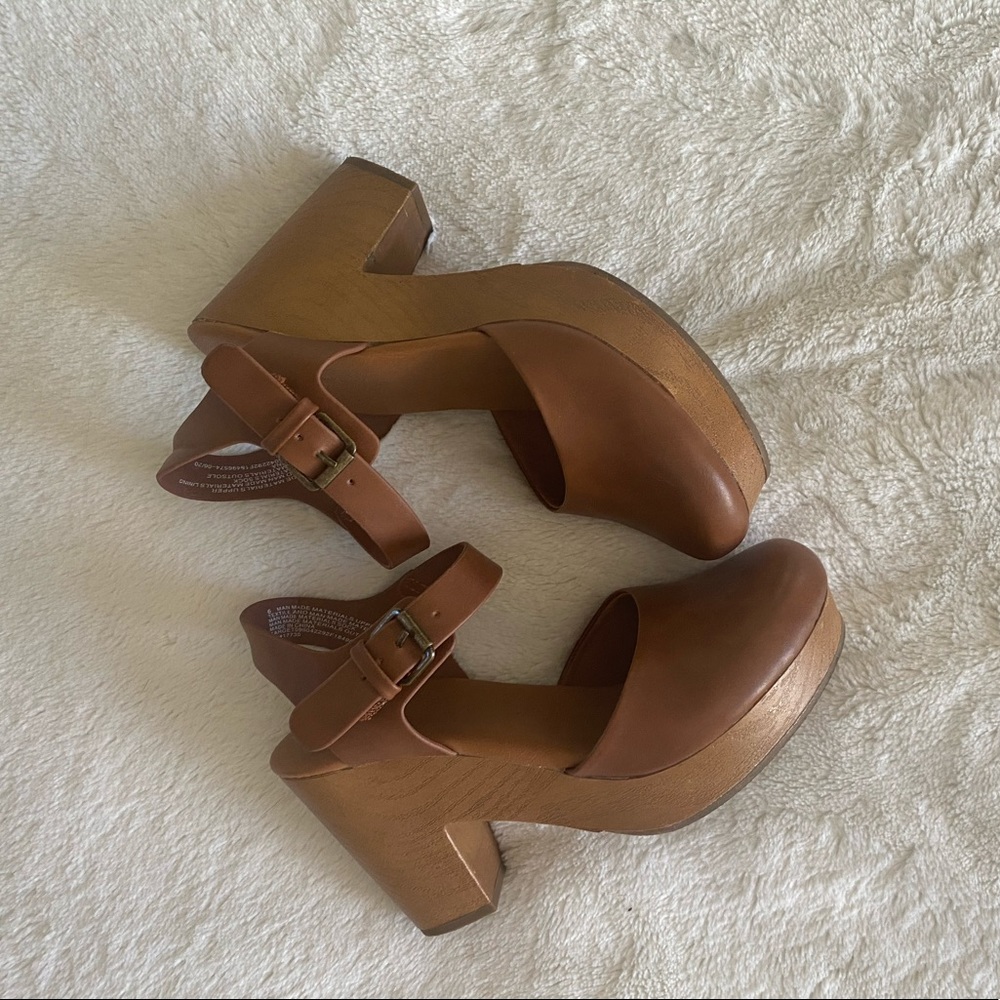 Tan clogs